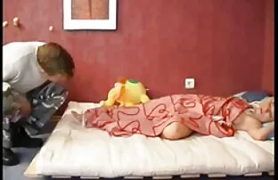 Ein dünnes Modell aus der kleinen Stadt der Ukraine, Nancy, trägt schwarze Strümpfe, die anmutig, die Sie die Treppe hinauf zu seinem geliebten. Berühren Sie die Schönheit der Büste, die elastisch ist und ruiniert hat Ihre Mama Mann begann zu ficken Schönheit in pussy. Nachdem er den penis aus der vagina gezogen hatte, war er direkt auf den 2 frauen sex Lippen sehr glatt.