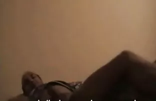 Das Mädchen zieht sich aus, zieht den Mann aus, legt ihn auf das gummibett und beginnt mit der mollige frauensex Massage der Dessous-mit der Geste, dass er das Huhn und die Männer massiert.