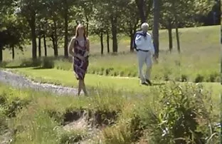Sie wissen, wie die Menschen in unserer Gegend mit Mädchen kennen zu lernen? Ohne das Gesetz in Bezug auf die Moral näherten Sie sich der Jungen Frau, süß und frauen sex mit 50 stellen eine Frage : 