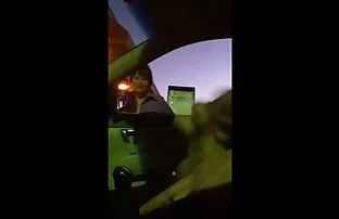 Eine schöne Frau mit kleinen Titten sitzt auf dem Vordersitz, zieht Ihre Kleider und fette alte frauen sex Brustwarzen aus, streichelt Sie, hautnah. Sie spreizte Ihre Beine und masturbierte.